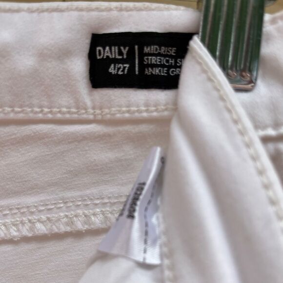 Buffalo David Bitton white ankle length midrise jeans, zipper closure,pockets,27 - Picture 5 of 7